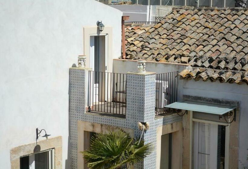 اتاق استاندارد با چشم‌انداز باغ, Casale Rocca Fiorita
