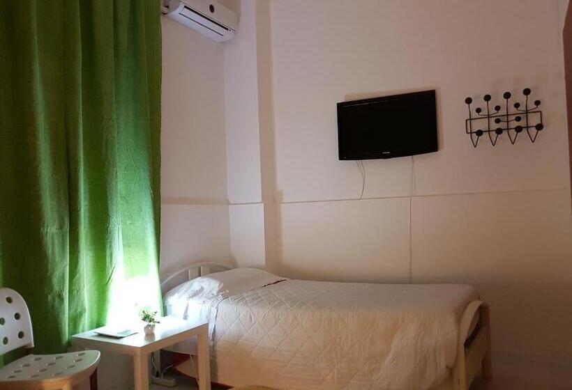 标准三人间, Borgo Marinaro