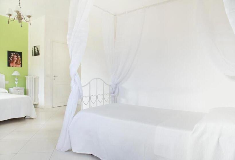 اتاق استاندارد سه نفره, B&b The Divine