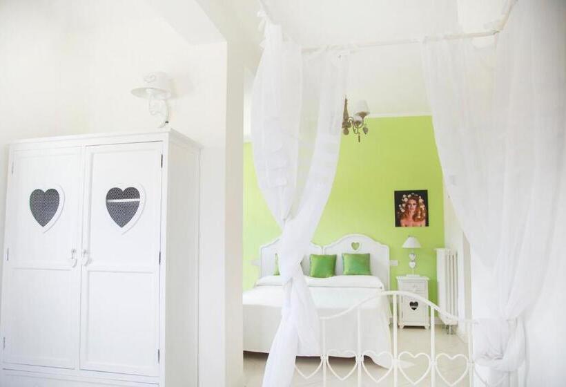 اتاق استاندارد سه نفره, B&b The Divine