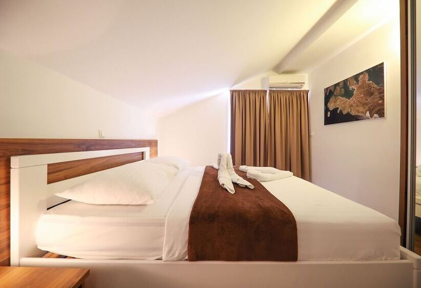 جناح مزود بتراس, Murter