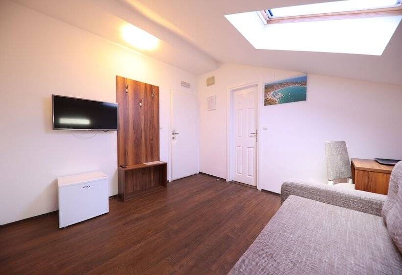 جناح مزود بتراس, Murter