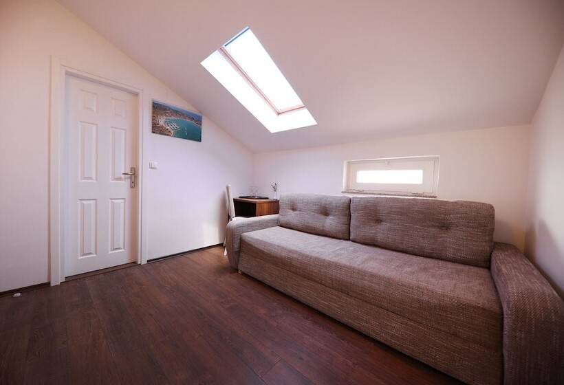 جناح مزود بتراس, Murter