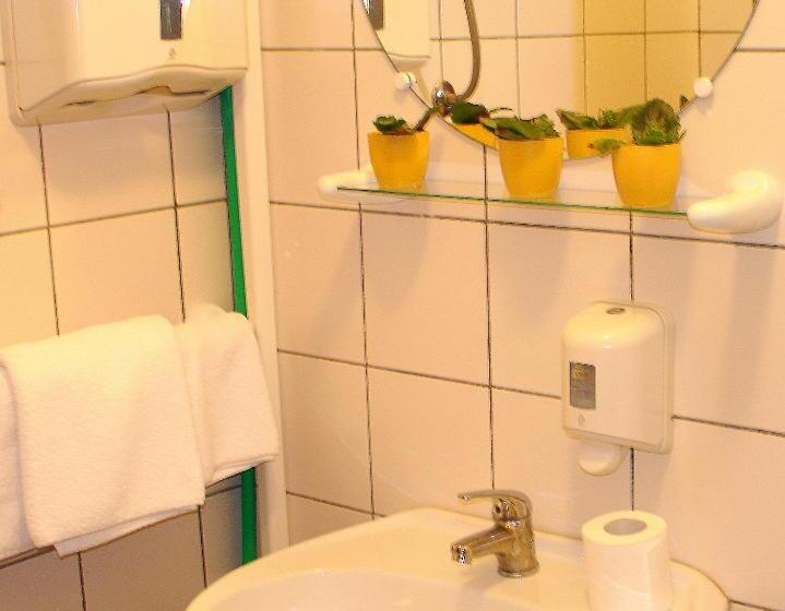 اتاق استاندارد سه تخته با سرویس بهداشتی مشترک, Hostel Amfora