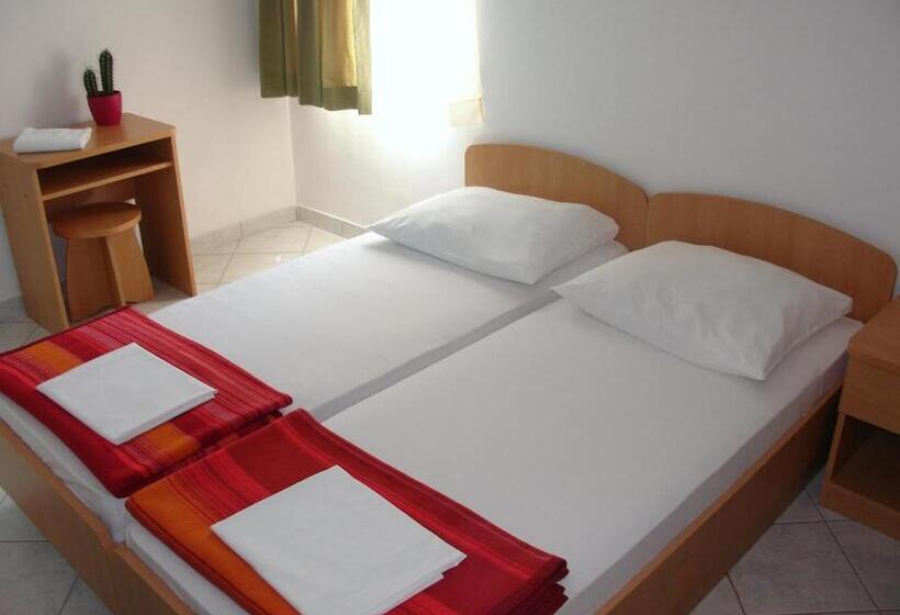 اتاق استاندارد سه تخته با سرویس بهداشتی مشترک, Hostel Amfora