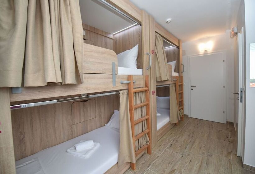 4 Bett Standardzimmer, Hostel Zrce   Adults Only