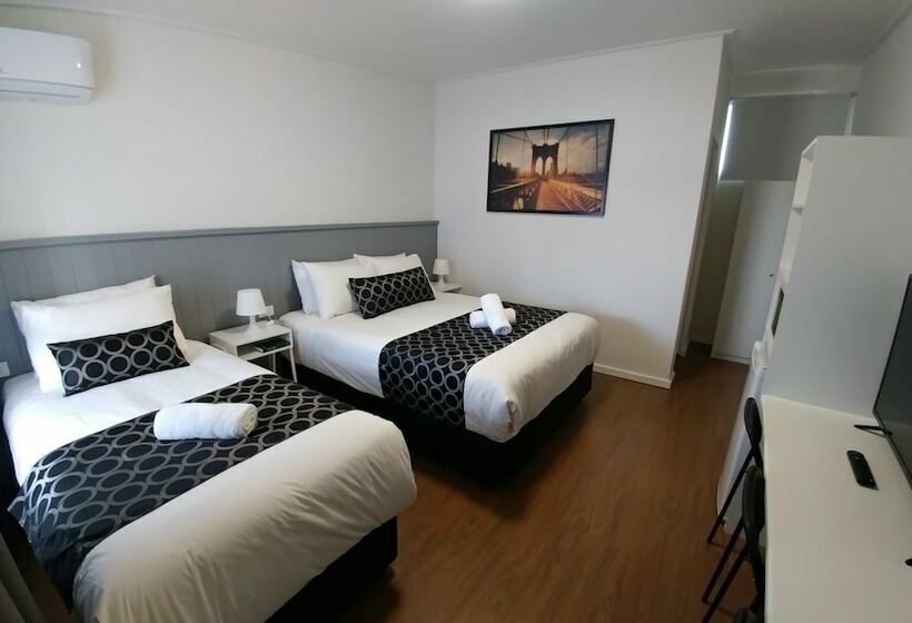패밀리 룸, Bega Motel