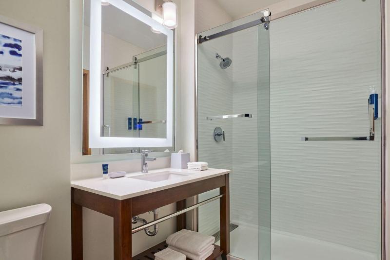 带大床的标准间, Four Points By Sheraton Houston Intercontinental Airport
