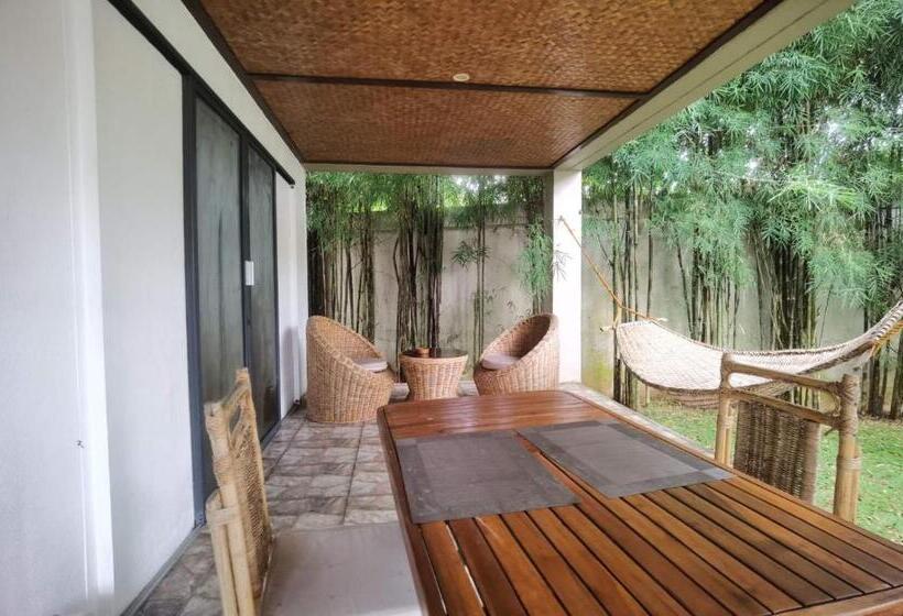 标准工作室, Munting Paraiso