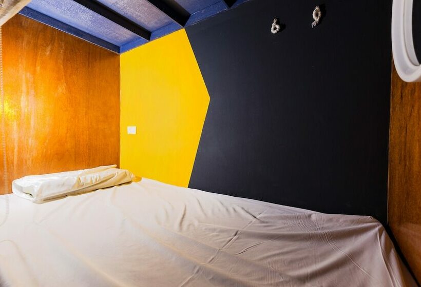 Кровать в Общей Комнате, Wire Hostel Patong