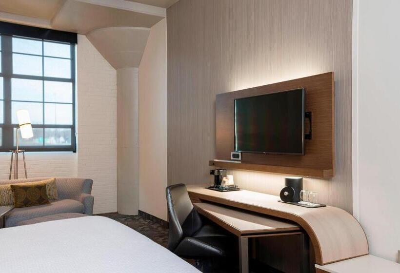 带大床的标准工作室, Courtyard By Marriott Waterloo Cedar Falls