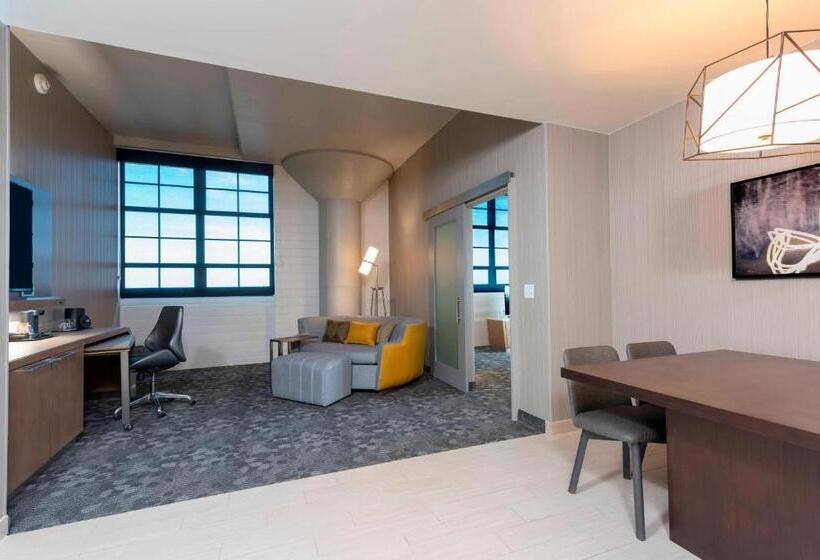 带大床的复式套间, Courtyard By Marriott Waterloo Cedar Falls