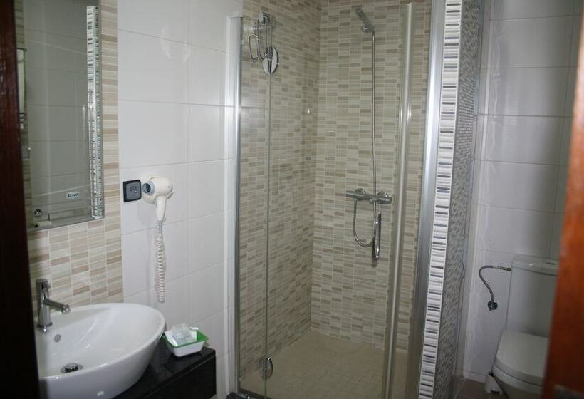 Habitación Estándar, Salime Al Khozama