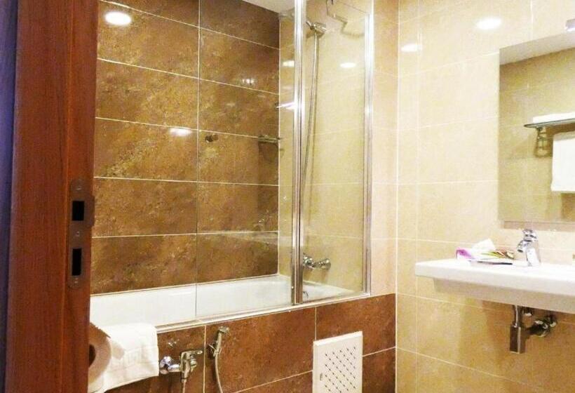 标准三人间, Le Zenith Hotel Oran