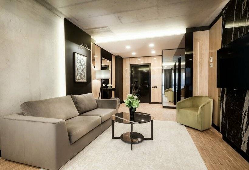 سوییت اجرایی, Platinia