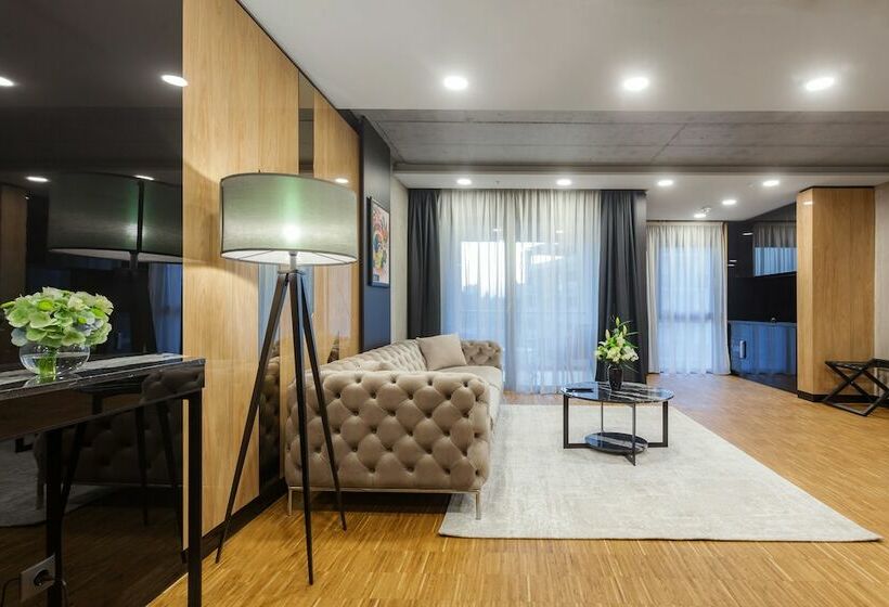 سوییت خانوادگی, Platinia