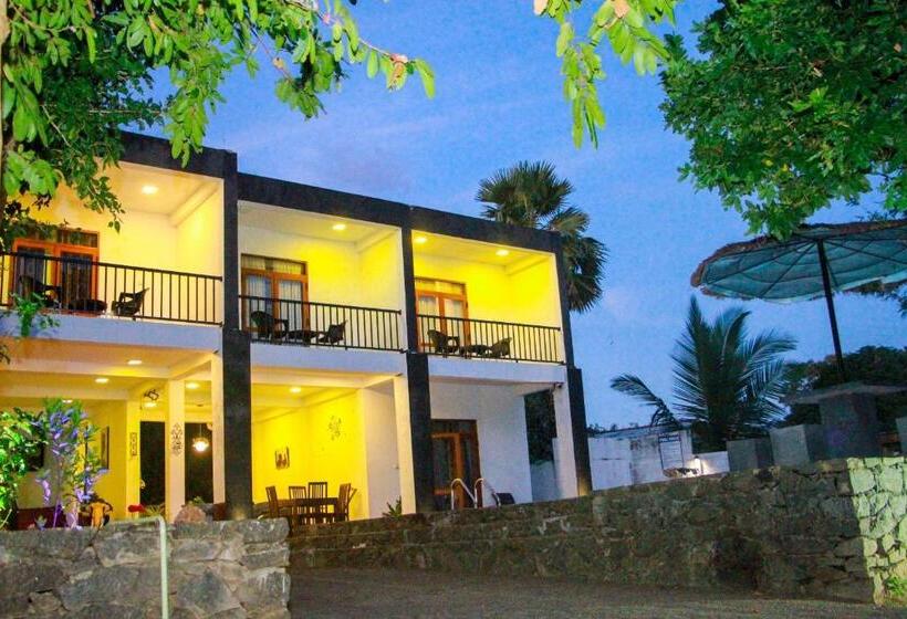 اتاق لوکس سه تخته, Amelia Resort