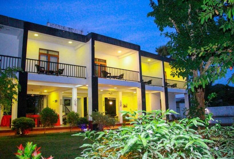 اتاق لوکس سه تخته, Amelia Resort