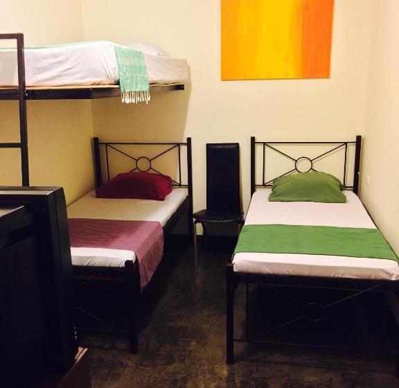 标准三人间共用浴室, Hostel Dodero