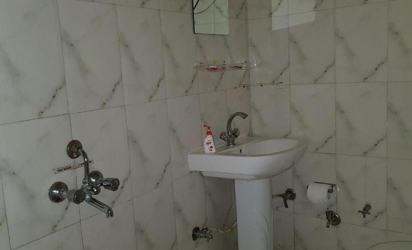 סוויטה עם טרסה, Garhwali Inn