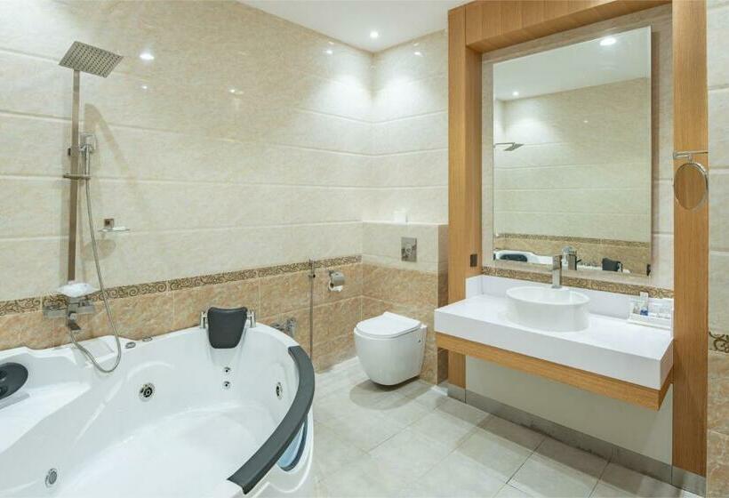 Вилла 4 Спальни, Radisson Blu Hotel, Buraidah