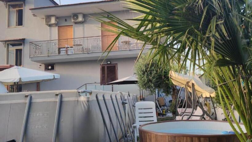 اتاق استاندارد با چشم‌انداز استخر, B&b S Home