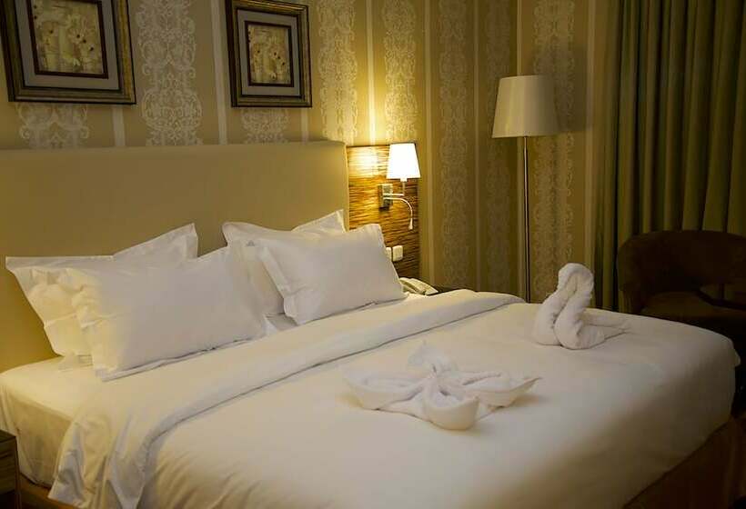 غرفة قياسية مطلة على المدينة, Crown Town