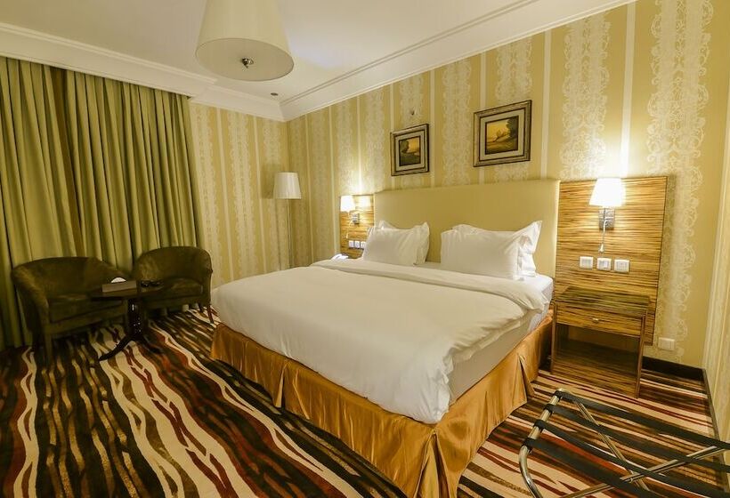 غرفة قياسية مطلّة علي حمام السباحة, Crown Town