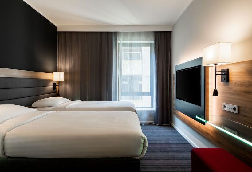 Номер Стандарт, Moxy London Heathrow Airport