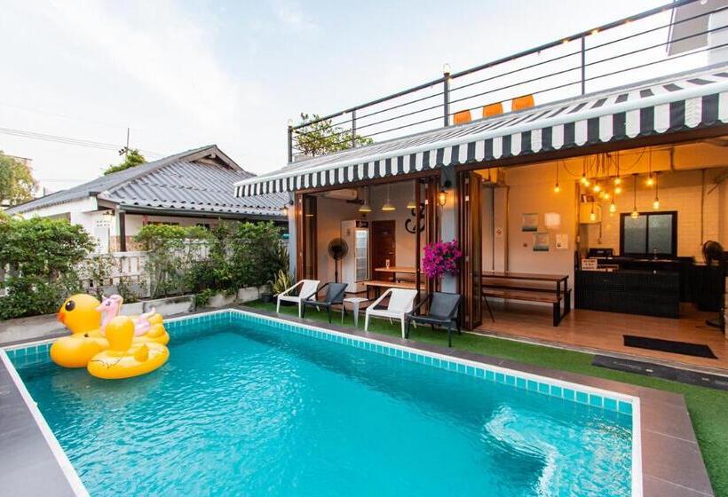ویلای یک اتاق خوابه با استخر شنا, Bronte Bnb
