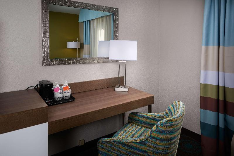 キングサイズベッドのスイートルーム, Holiday Inn & Suites Sioux Falls   Airport, An Ihg