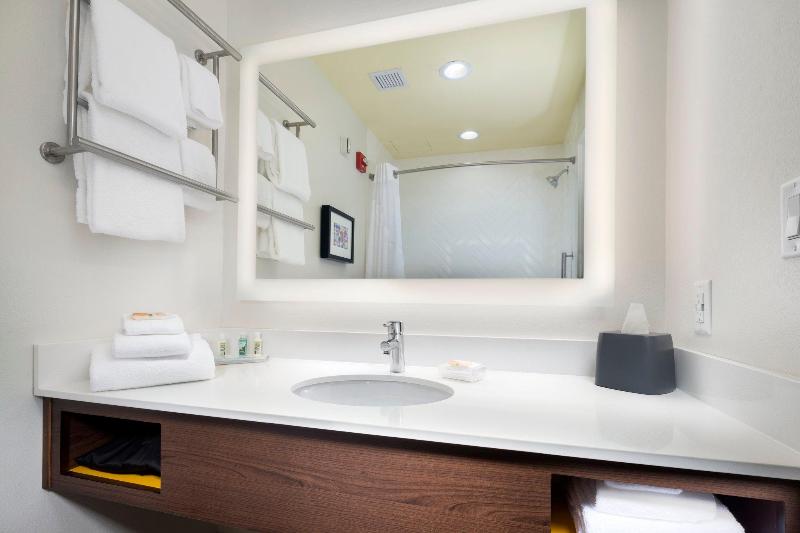 Люкс Кровать Кинг, Holiday Inn & Suites Arden   Asheville Airport, An Ihg