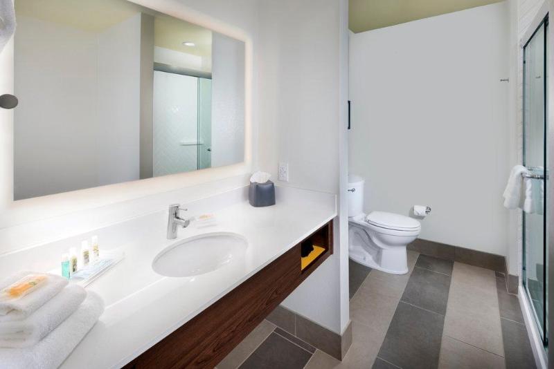 Люкс Кровать Кинг, Holiday Inn & Suites Arden   Asheville Airport, An Ihg