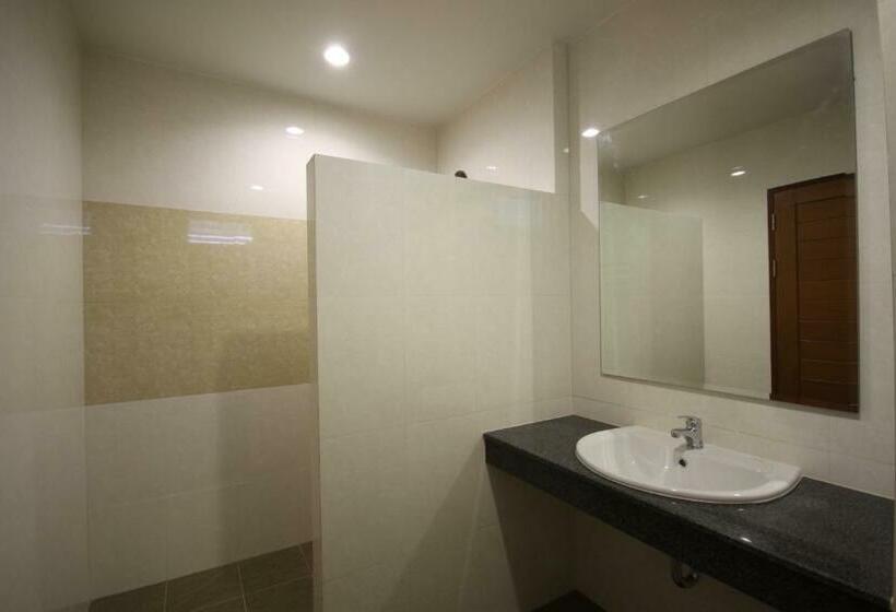 اتاق لوکس با چشم‌انداز استخر, Paragon Suites Resort