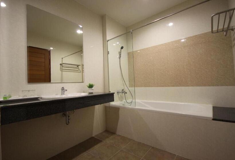 اتاق استاندارد سه تخته با چشم‌انداز استخر, Paragon Suites Resort