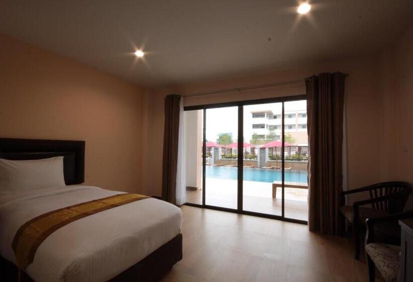 اتاق استاندارد سه تخته با چشم‌انداز استخر, Paragon Suites Resort