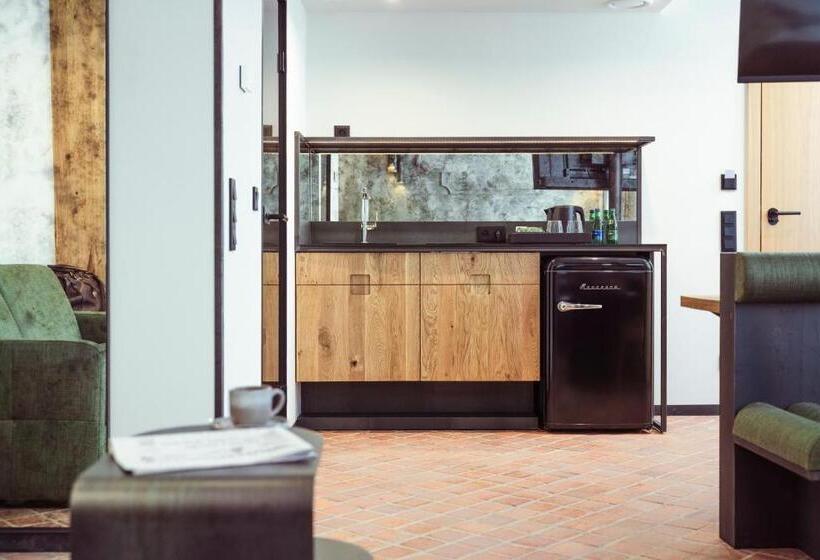 استودیوی استاندارد, Nomadic Urban Premium Suites