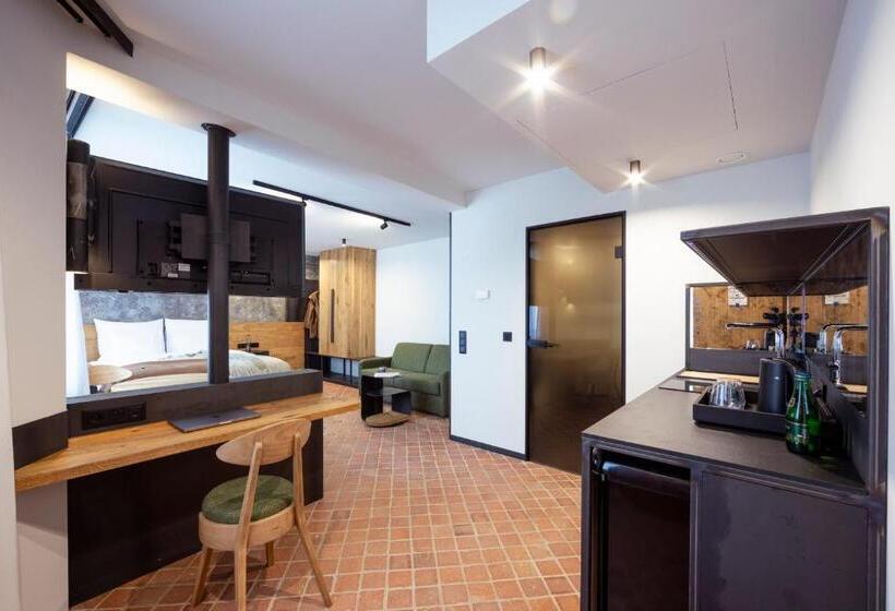 استودیوی استاندارد, Nomadic Urban Premium Suites