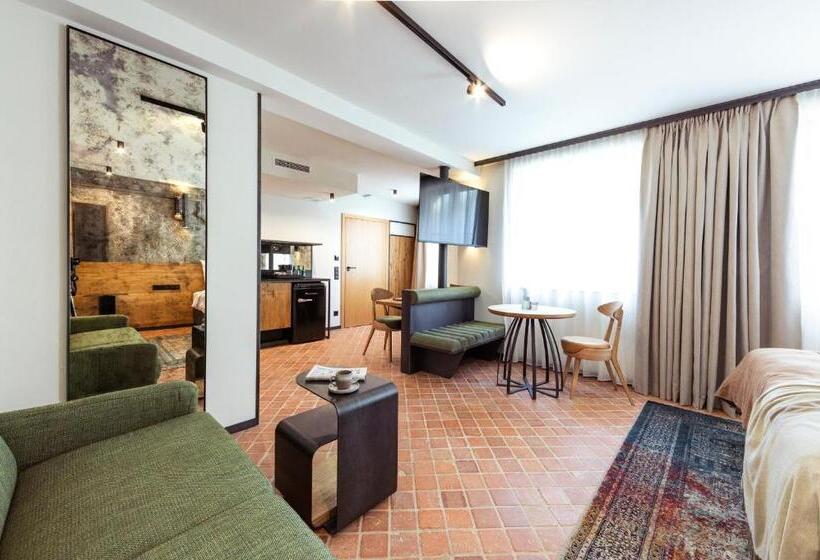 استودیوی استاندارد, Nomadic Urban Premium Suites