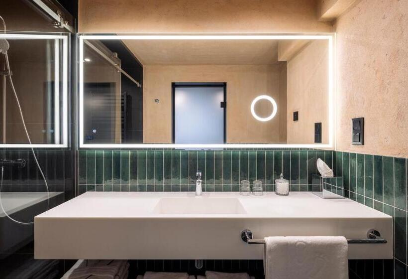 استودیوی استاندارد, Nomadic Urban Premium Suites