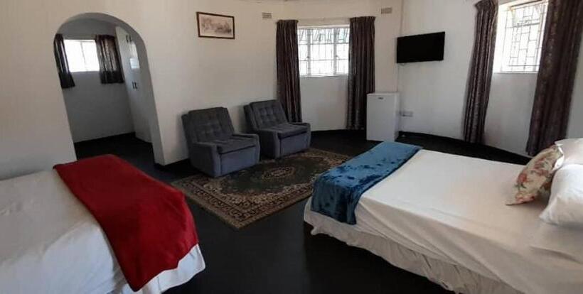 اتاق خانوادگی, Tshulu Tsha Nabe B&b