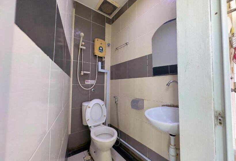 Quarto Estandar, Borneo Inn
