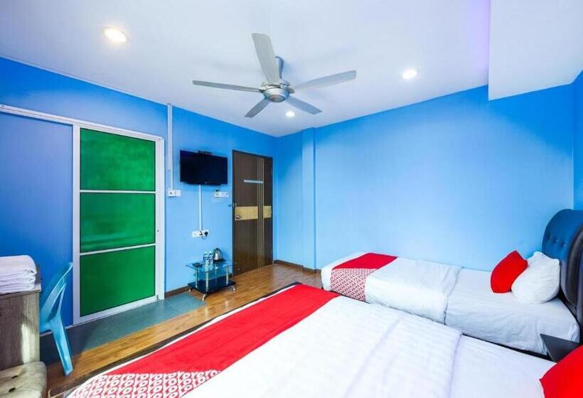 Quarto Triplo Estandar, Borneo Inn