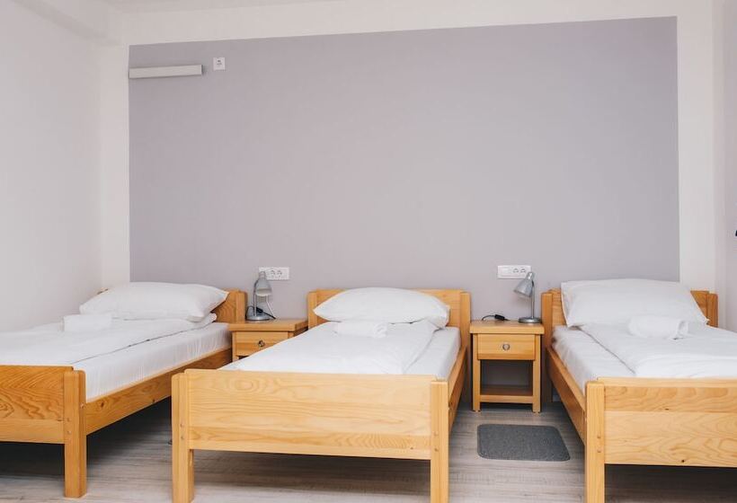 اتاق خانوادگی, Bloom Inn