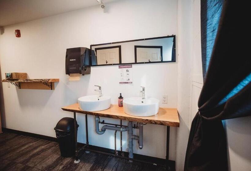 Кровать в Общей Комнате, The Haven Hostel