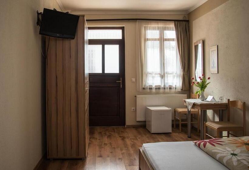 Номер Deluxe, Nádasdi Ház