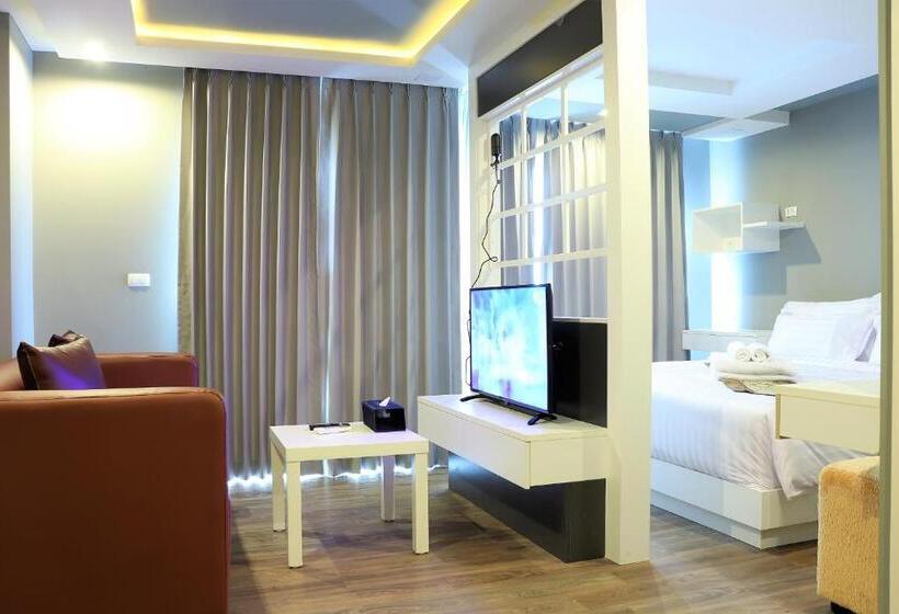 اتاق لوکس با چشم‌انداز استخر, Wisdom Hotel & Residence
