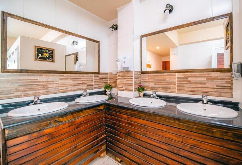 Standard Szoba Megosztott Fürdővel, Oshovia Hostel