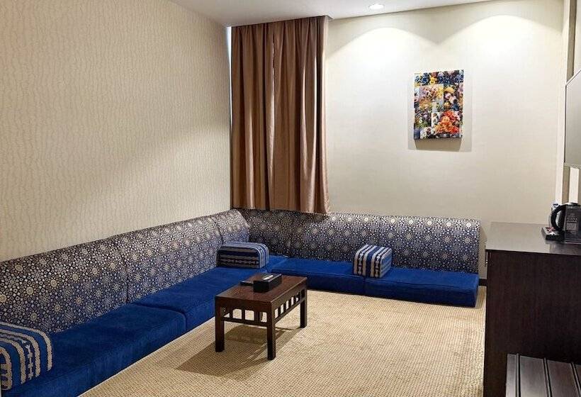 سوییت خانوادگی, Holiday Villa Hail