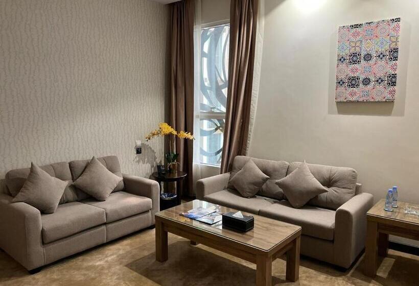 سوییت جونیور, Holiday Villa Hail